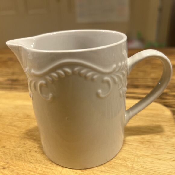 5-Piece Pfaltzgraff Charlotte Meridian Embossed White 4 Mugs + Creamer EXCELLENT - Picture 3 of 9